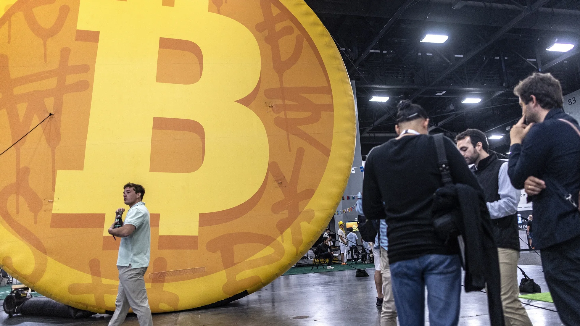 Bitcoin atinge novo máximo ao ultrapassar 73.600 dólares